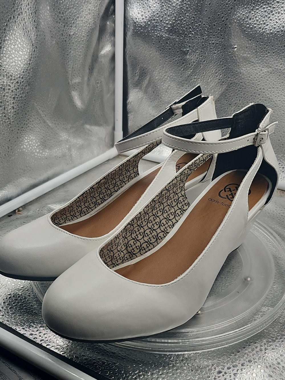 G White Wedges Daisy Fuentes Sz9.